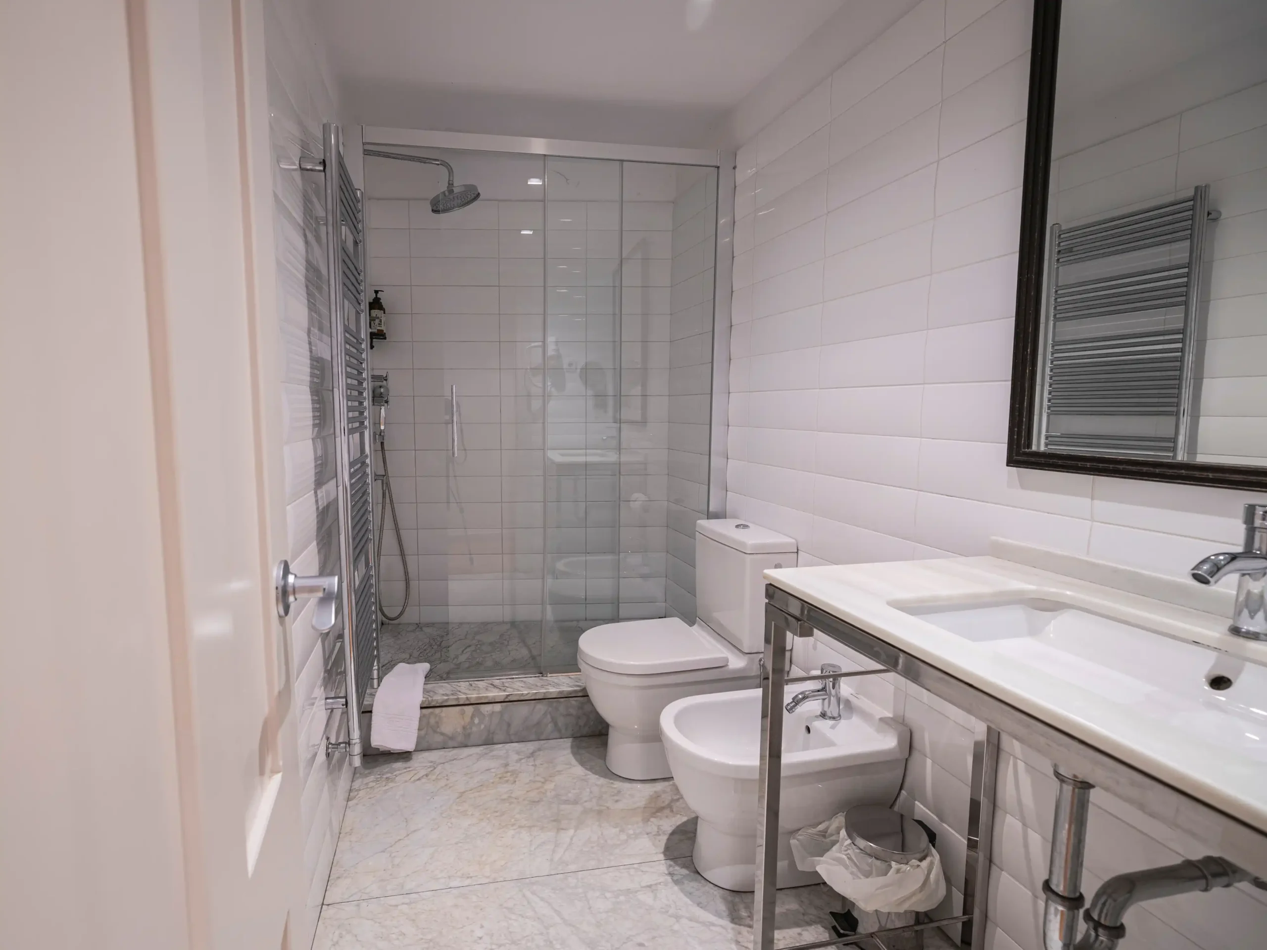 Baño del Hotel Cuéntame La Puebla en Burgos.