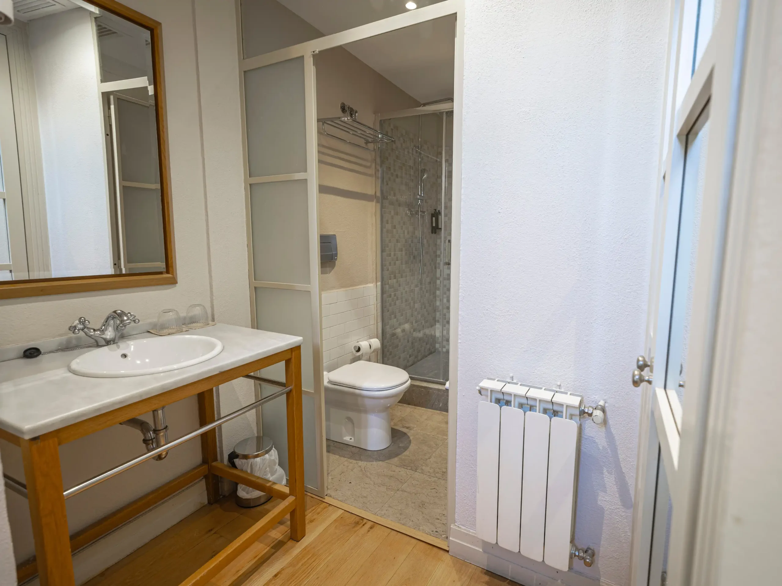 Baño del Hotel Cuéntame La Puebla en Burgos.