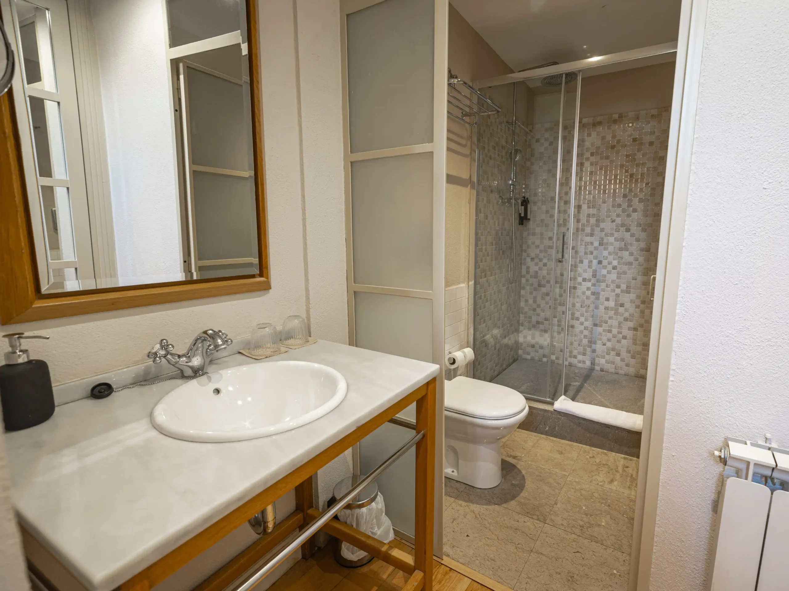 Baño del Hotel Cuéntame La Puebla en Burgos.