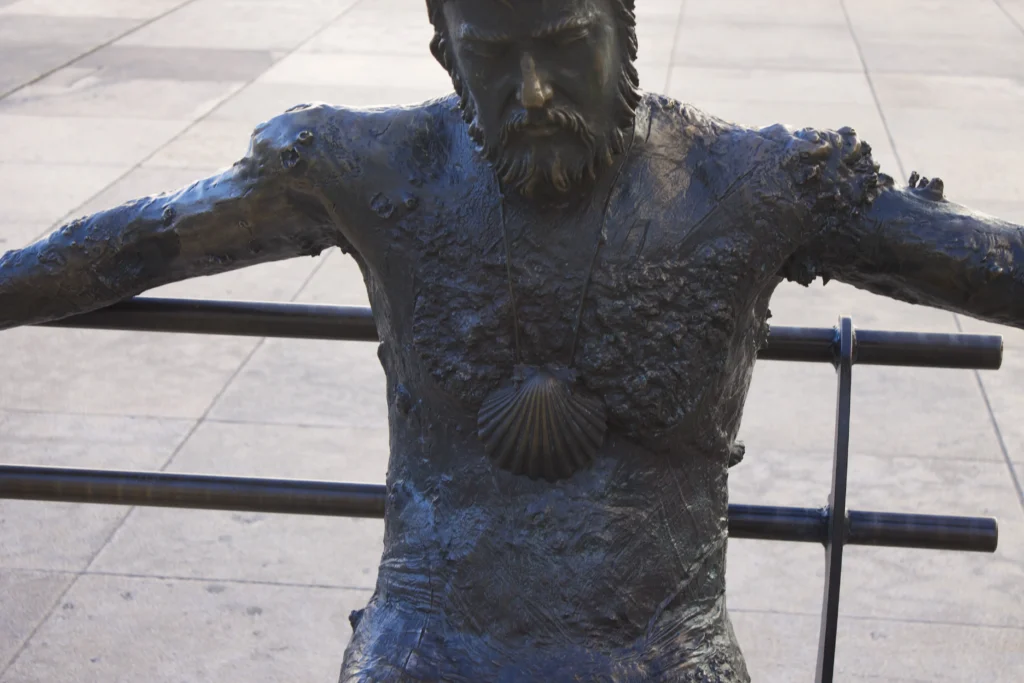 Imagen del peregrino en el banco en la Plaza España de Burgos junto a la Catedral.